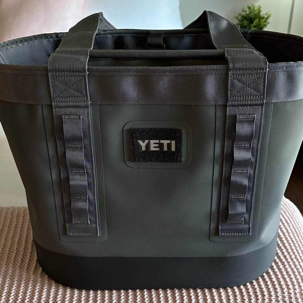 YETI 35 CARRYALL TOTE BAG - gently used